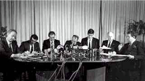 Representantes de diferentes partidos vascos firmando el Pacto de Ajuria-Enea