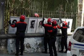Antidisturbios de la Ertzaintza (policía vasca) retirando carteles de presos de ETA