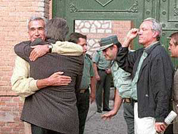 Felipe González, expresident espanyol, recolzant a Vera i Barrionuevo en el seu ingrés a la presó
