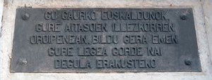 Una de las placas del Monumento a los Fueros de Pamplona, erigido por los carlistas navarros en 1903