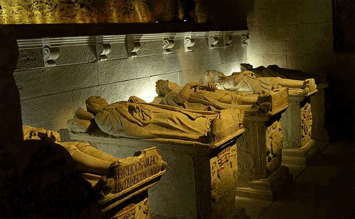 Sepulcro de los reyes de Pamplona-Nájera en el monasterio de Santa María La Real de Nájera (La Rioja, España)